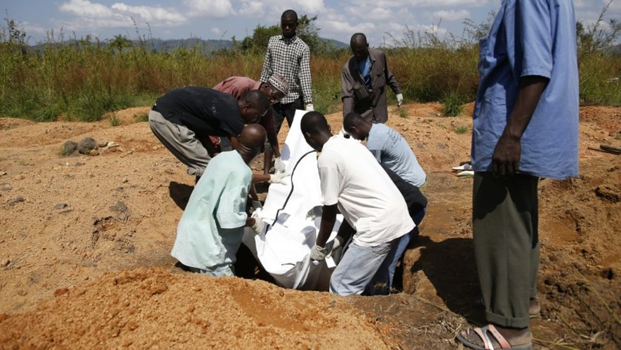 Inhumation d'un homme mort du virus ebola le 21 novembre 2014 à Macenta en Guinée