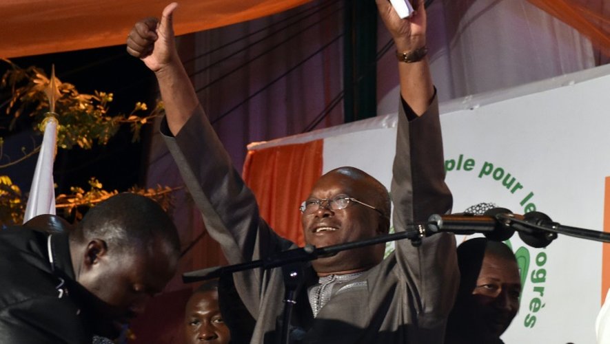 Roch Marc Christian Kaboré face à ses partisans au siège du parti à Ouagadougou le 1er décembre 2015 après avoir été élu nouveau président du Burkina Faso