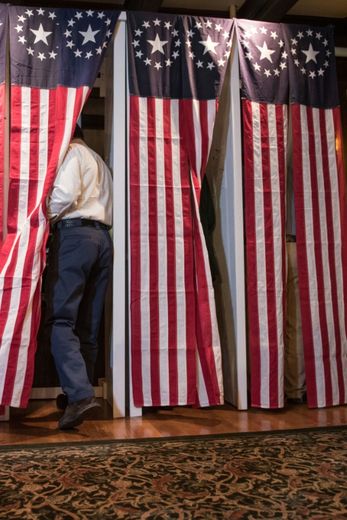 Les premiers électeurs américains dans le bureau de vote de Dixville Notch (New Hampshire), le premier à ouvrir ses portes, le 8 novembre 2016