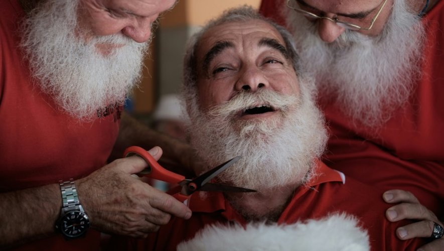 Un diplômé de l'Ecole de Père Noël brésilienne se fait tailler la barbe par un autre élève à Rio de Janeiro, le 28 décembre 2015
