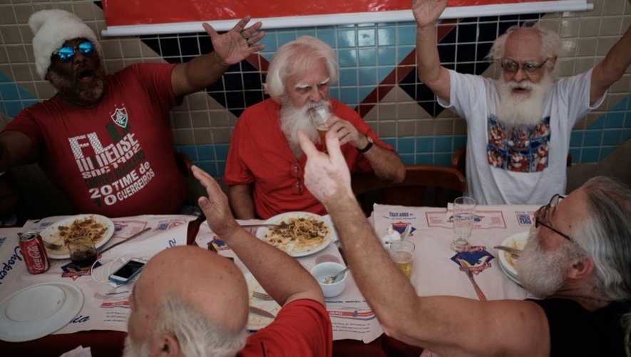 Des élèves de l'Ecole de Père Noël brésilienne mangent ensemble à Rio de Janeiro, le 28 décembre 2015