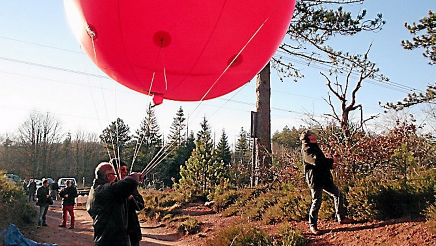 Un ballon gonflé d’espoir contre les projets éoliens, lancé ici par l’association Sauvegarde des Palanges.