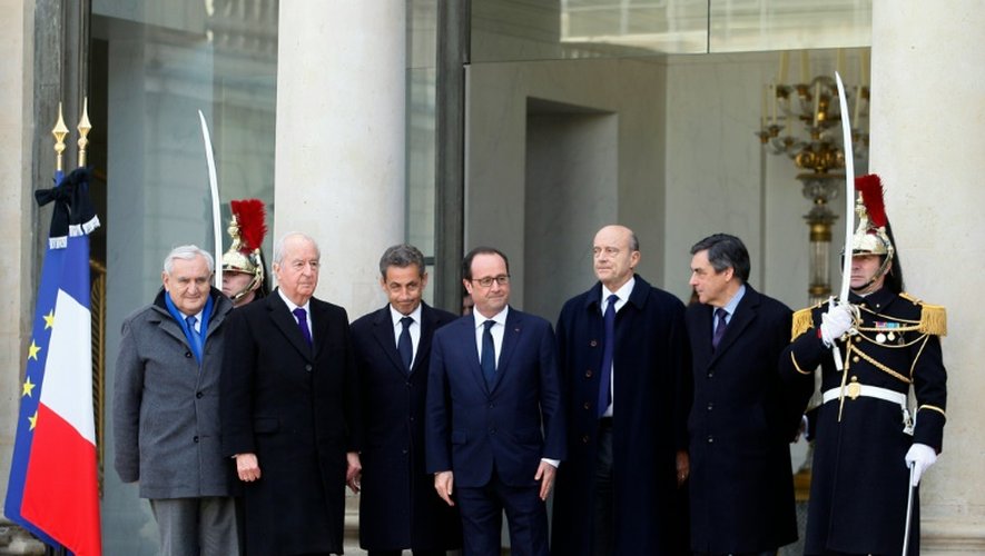 François Hollande (C) entouré de GàD de Jean-Pierre Raffarin, Edouard Balladur, Nicolas Sarkozy, Alain Juppé et François Fillon le 11 janvier 2015 à l'Elysée à Paris