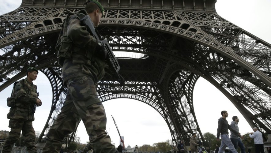 Des soldats en patrouille devant la Tour Eiffel le 16 novembre 2016 à Paris