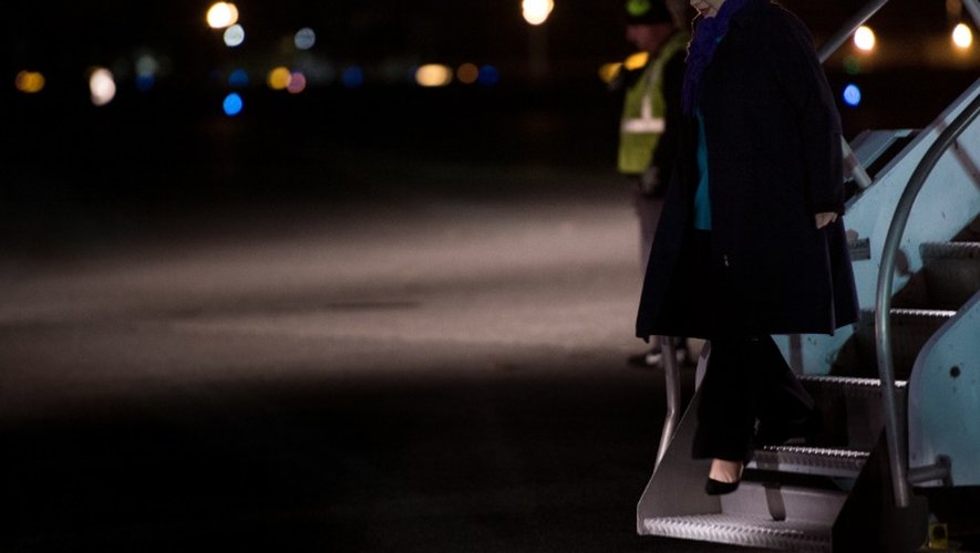 La candidate démocrate Hillary Clinton descend de son avion de campagne à l'aéroport de Cleveland, le 6 novembre 2016 dans l'Ohio