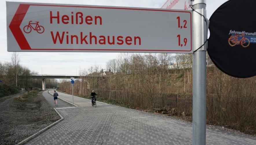 Un panneau de signalisation sur la portion de 5 km d'autoroute pour cyclistes à Mulheim, dans la Ruhr, dans l'ouest de l'Allemagne, le 24 décembre 2015