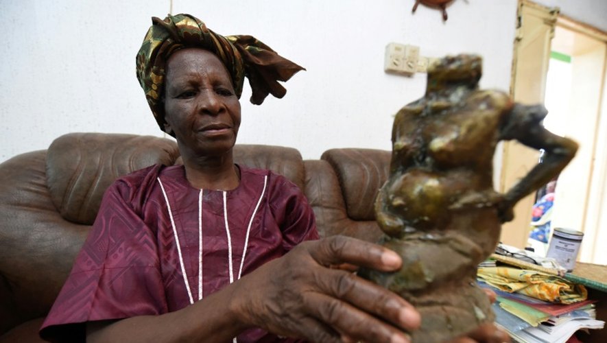 Princesse Elizabeth Olowu, première femme fondeur de bronze au Nigéria, présente une de ses sculptures à Benin City, le 21 octobre 2016
