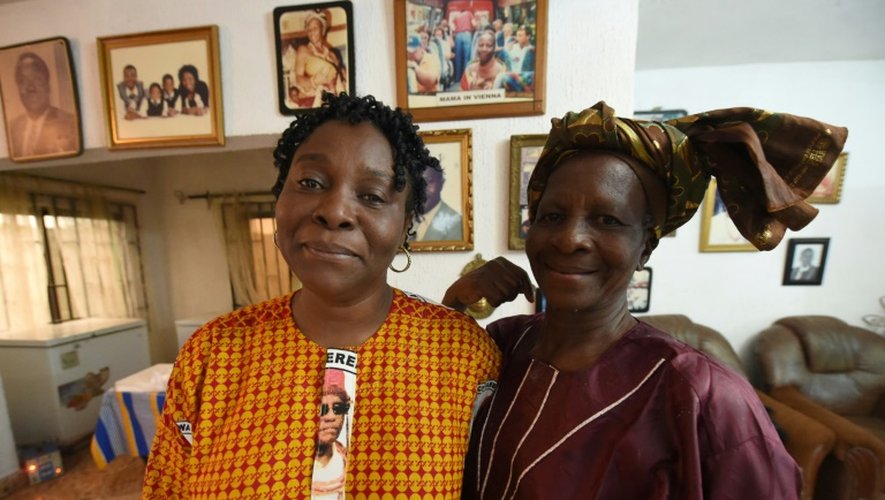 La princesse Elizabeth Olowu (D), première femme fondeur de bronze au Nigéria, et sa fille aînée Peju Layiwola, à Benin City au Nigéria le 21 octobre 2016