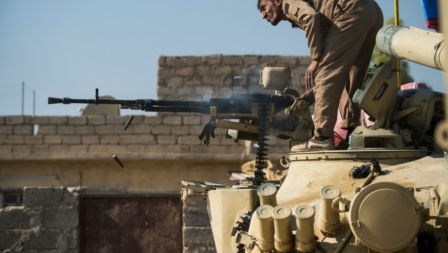 Un soldat des forces irakiennes tire sur un véhicule suspect approchant de leur position, le 6 novembre 2016 près de Mossoul