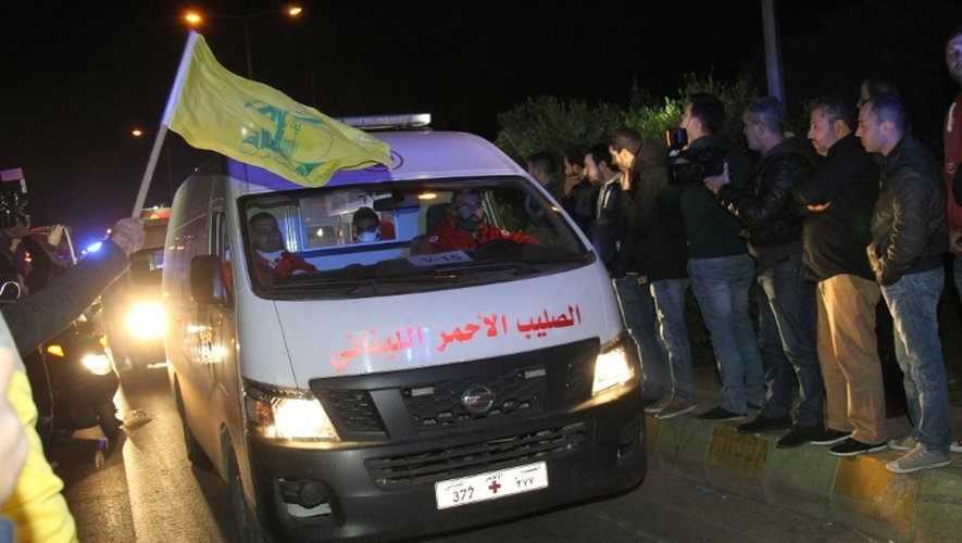 Une ambulance transportant des Syriens évacués de deux localités assiégées par les rebelles transite par Beyrouth le 29 décembre 2015