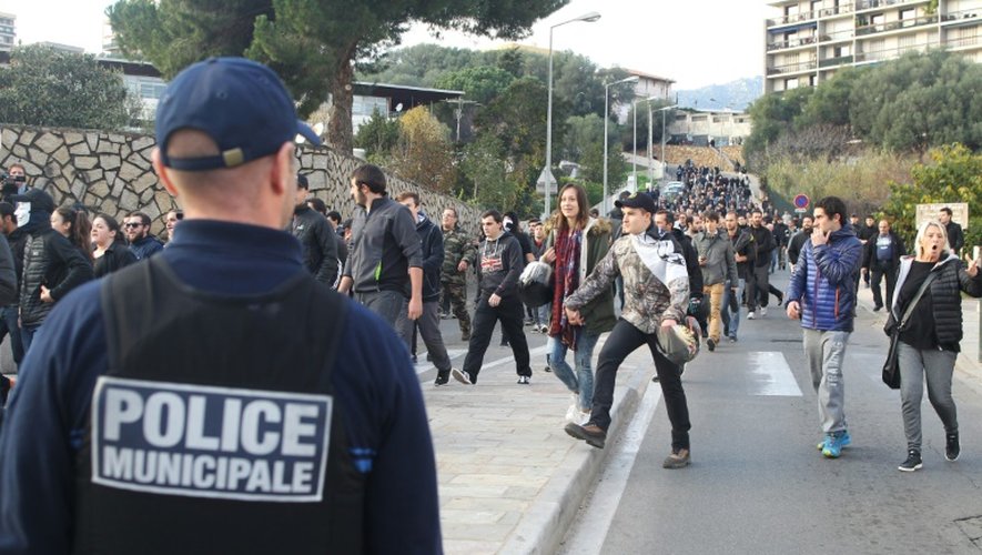 Un policier surveille une manifestation à Ajaccio le 27 décembre 2015