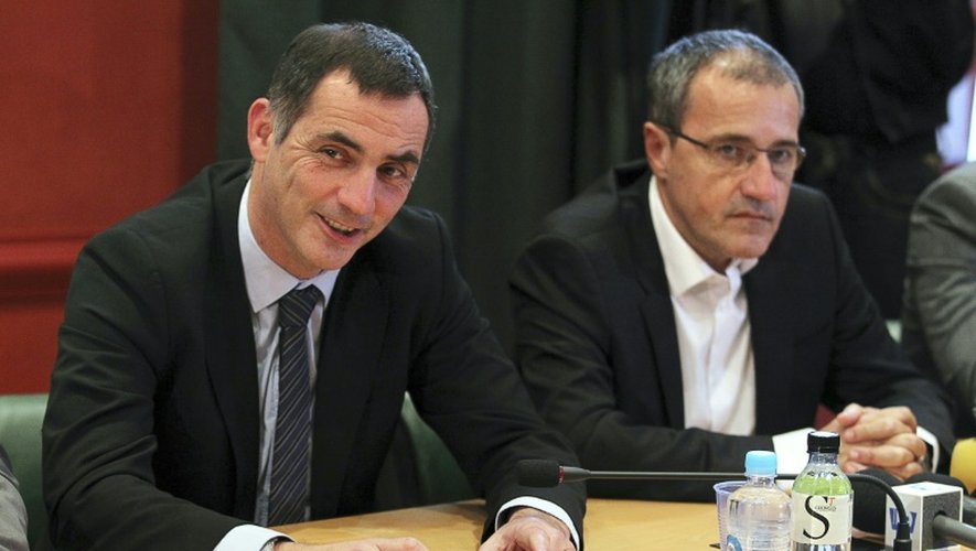 Le président de l'Assemblée de Corse Jean-Guy Talamoni (d) et le président du conseil exécutif Gilles Simeoni (g) rencontre des membres de la communauté musulmane, le 28 décembre 2015 à l'Assemblée de Corse à Ajaccio