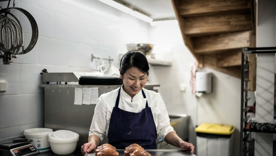 Kyoko Fujiyama, ancienne étudiante japonaise de l'école Tsuji, travaille comme chef pâtissier à "L'Ourson qui boit" à Lyon le 22 décembre 2015