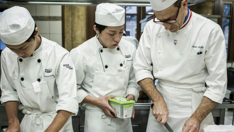 Un chef français (d) donne un cours de cuisine à des étudiants japonais à l'école Tsuji à Liergues, dans le Rhône, le 3 décembre 2015