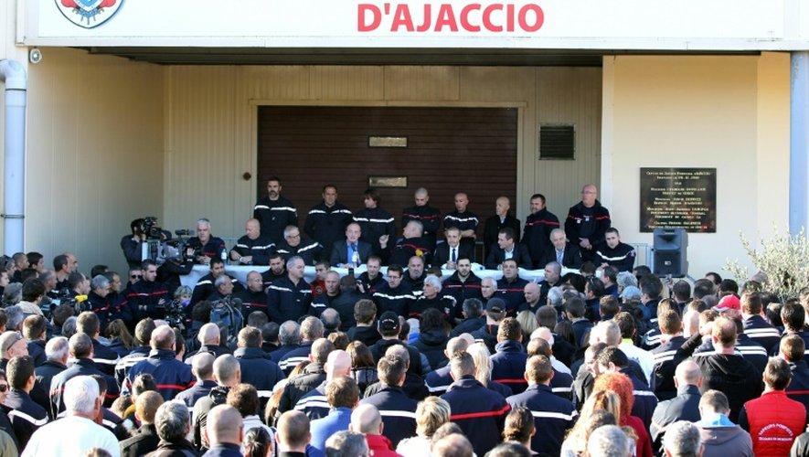 Des habitants et des pompiers corses réunis dans la caserne d'Ajaccio le 29 décembre 2015, en Corse