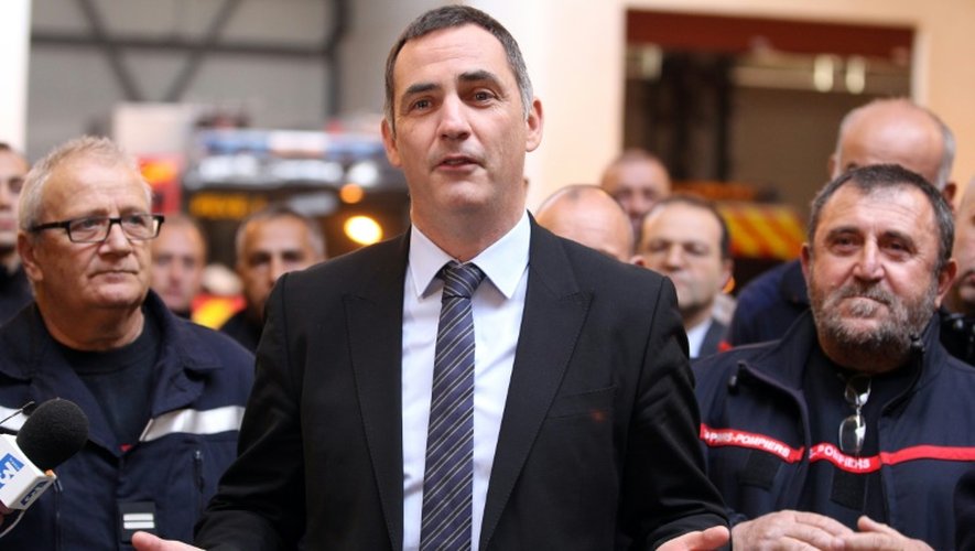 Le président du conseil exécutif corse Gilles Simeoni rencontre des pompiers à Ajaccio, en Corse, le 29 décembre 2015