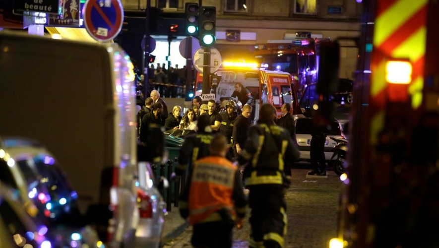 La police et les secours à proximité du Bataclan lors des attentats du 13 novembre 2015 à Paris