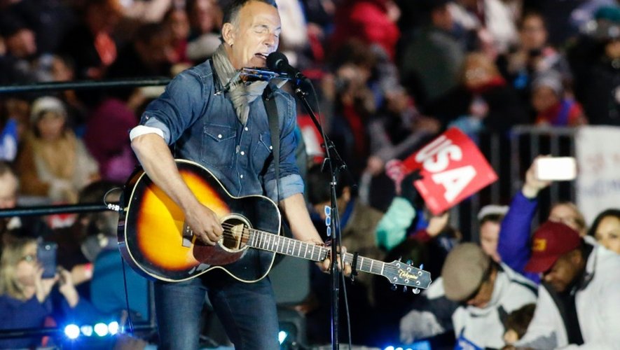 Bruce Springsteen sur scène pour soutenir Hillary Clinton, à Philadelphie, le 7 novembre 2016