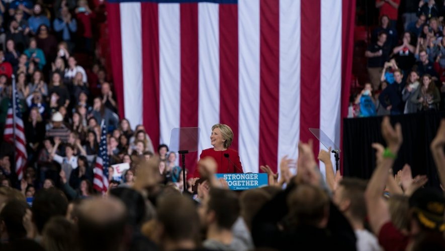 Hillary Clinton s'adresse à la foule lors de son dernier meeting de campagne, le 8 novembre 2016 à  Morrisville (Caroline du Nord)