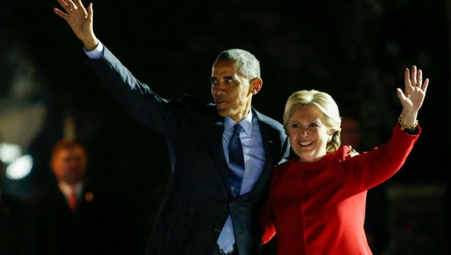 Hillary Clinton et Barack Obama saluent la foule lors d'un meeting de campagne à Philadelphie, le 7 novembre 2016