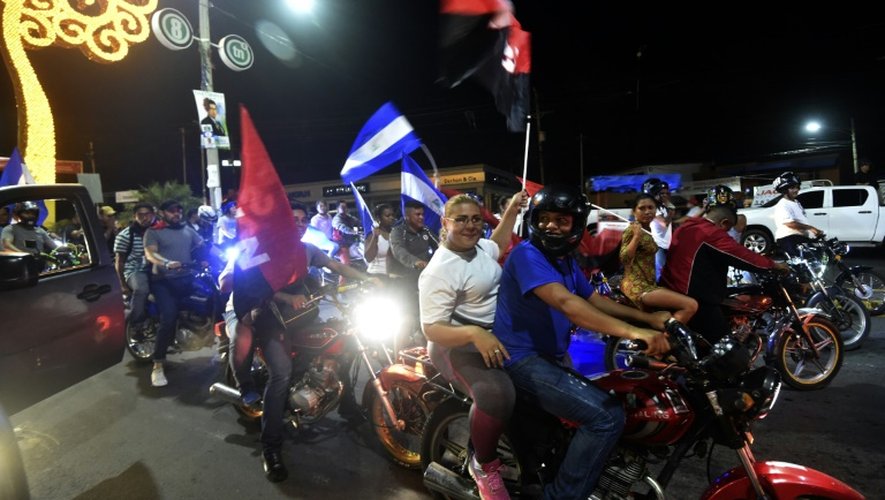 Des supporters du président Daniel Ortega fêtent le résultat des élections présidentielles, le 7 novembre 2016 à Managua, au Nicaragua