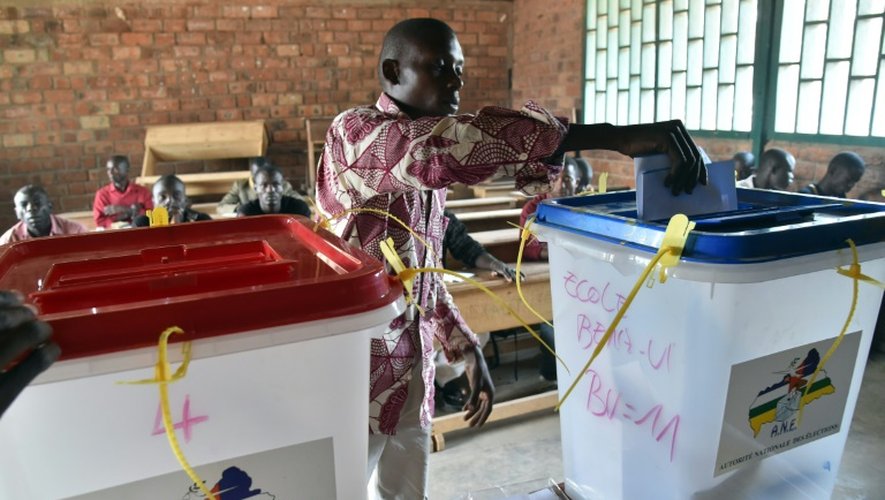 Un homme glisse son bulletin dans un bureau de vote du quartier musulman PK5 à Bangui, le 30 décembre 2015