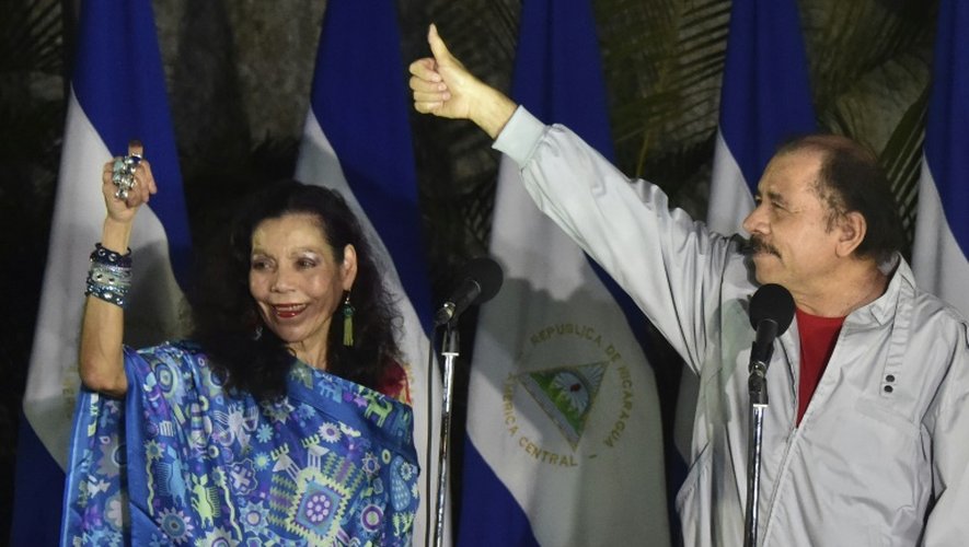 Le président sortant Daniel Ortega et sa femme Rosaria Murillo lèvent le pouce après avoir voté à l'élection présidentielle, le 6 novembre 2016 à Managua, au Nicaragua