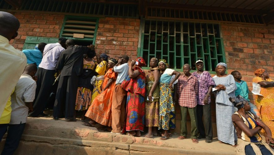 Des habitants du quartier musulman PK5 à Bangui font la queue pour aller voter dans un bureau de vote, le 30 décembre 2015