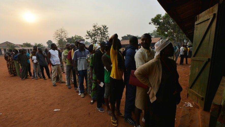 Des habitants du quartier musulman du PK5 attendent d'aller voter dans un bureau de vote, à Bangui, le 30 décembre 2015