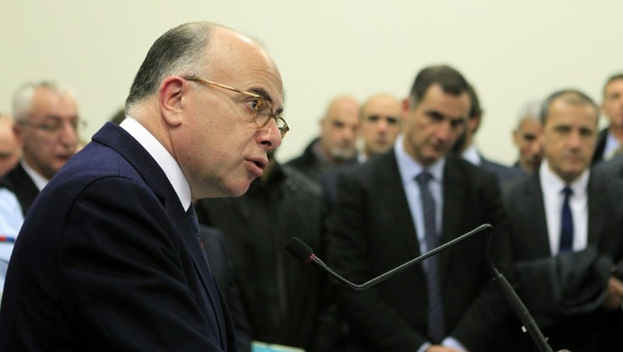 Le ministre de l'Intérieur Bernard Cazeneuve en conférence de presse à Ajaccio, le 30 décembre 2015