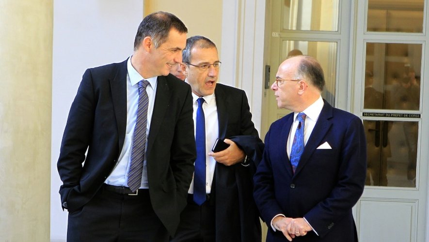 Le président du conseil exécutif de Corse Gilles Simeoni (G), le président de l'Assemblée de Corse, Jean Guy Talamoni et le ministre de l'Intérieur, Bernard Cazeneuve à Ajaccio, le 30 décembre 2015