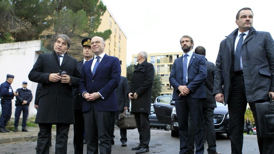 Le ministre de l'Intérieur Bernard Cazeneuve arrive dans le quartier des Jardins de l'Empereur à Ajaccio, le 30 décembre 2015