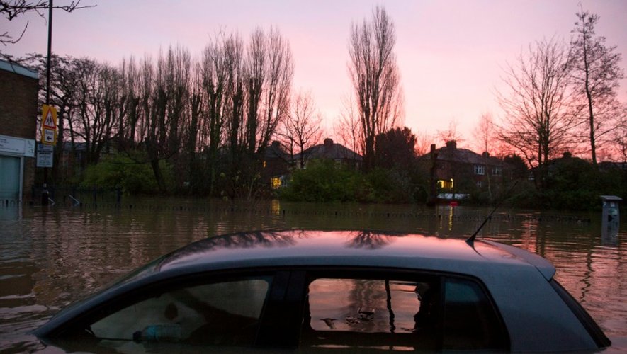 Une voiture submergée dans une rue résidentielle de York, au nord de l'Angleterre, le 28 décembre 2015