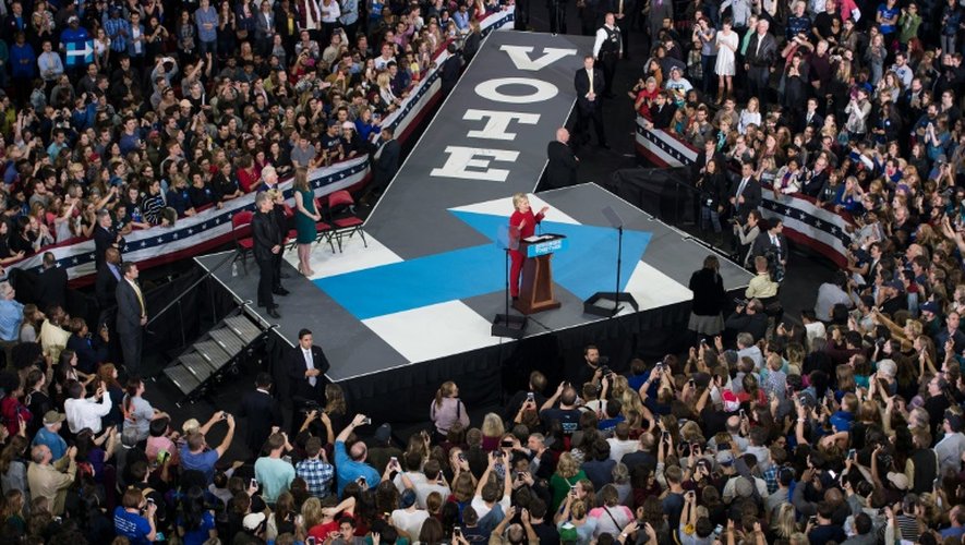 Hillary Clinton s'adresse à la foule lors d'un meeting de campagne, à Morrisville (Caroline du nord), le 7 novembre 2016