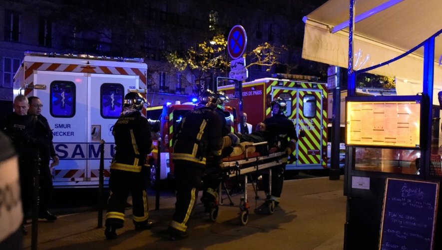 Un blessé évacué du Bataclan par les pompiers le 13 novemb re 2015 à Paris
