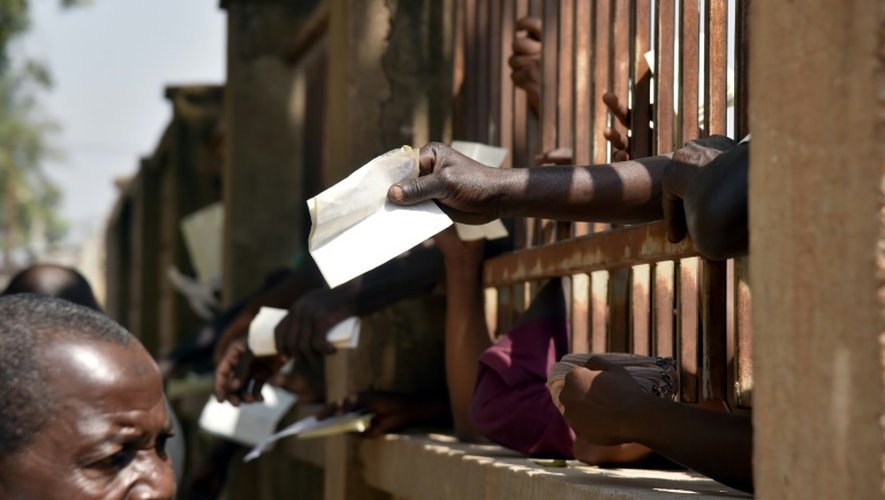 Des Centrafricains se pressent le 25 décembre 2015 dans les centres électoraux à Bangui pour récupérer leurs cartes