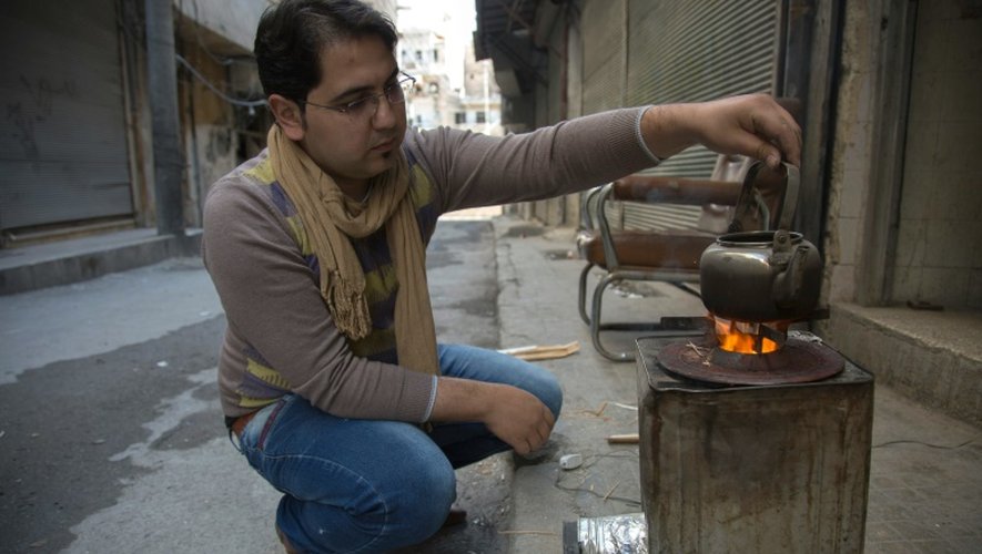 Un Syrien utilise un appareil de cuisson bricolé pour fonctionner au feu de bois, le 31 octobre 2016 à Alep