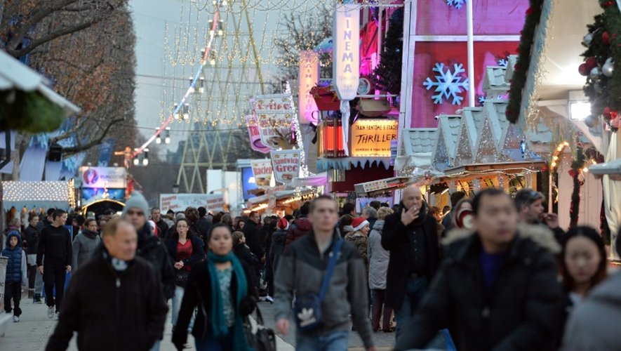 Des personnes se promènent au marché de Noël le 24 décembre 2015 à Paris