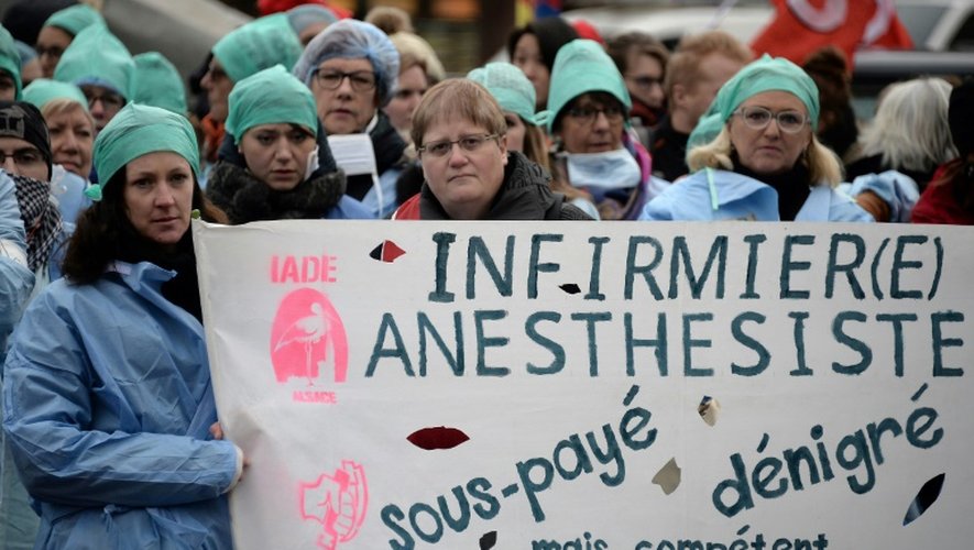 Des infirmiers, aides-soignants et personnels hospitaliers manifestent à Strasbourg, le 8 novembre 2016, pour dénoncer leurs conditions de travail