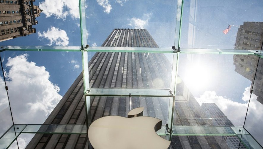 Le logo Apple apparaît dans une boutique de la 5ème Avenue à New York, le 5 août 2015