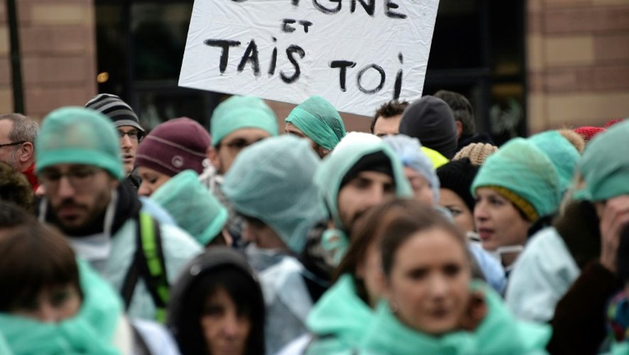 Des infirmiers, aides-soignants et personnels hospitaliers manifestent à Strasbourg, le 8 novembre 2016, pour dénoncer leurs conditions de travail
