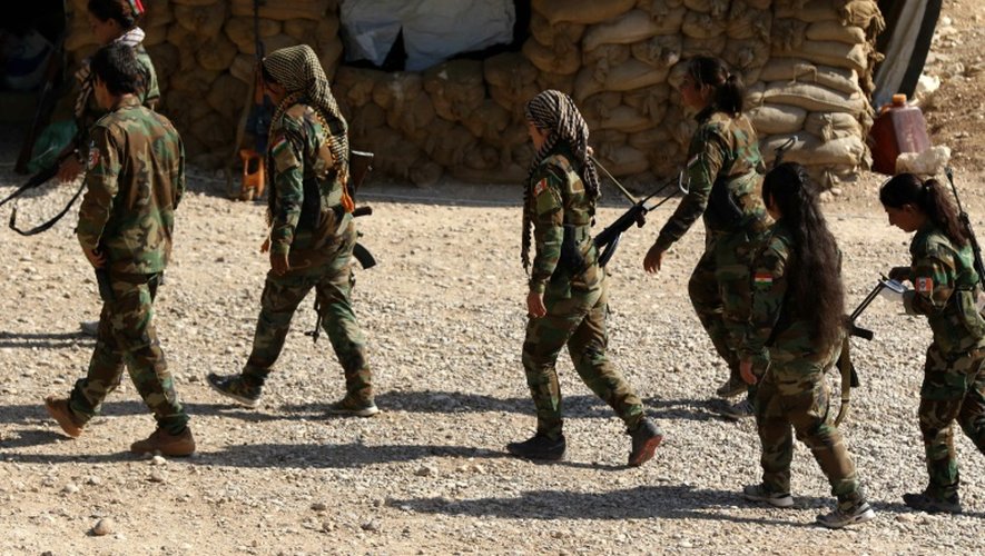 Des combattantes kurdes tiennent une position près de Bachiqa, à 25 kilomètres au nord-est de Mossoul, le 6 novembre 2016