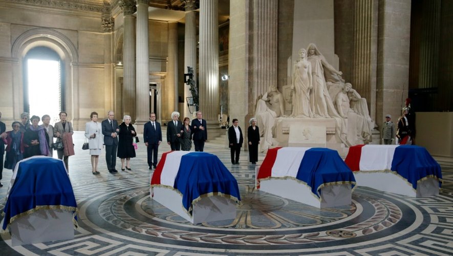 Le 27 mai 2015 à Paris, le président Hollande est au côté des familles de quatre résistants qui font leur entrée au Panthéon