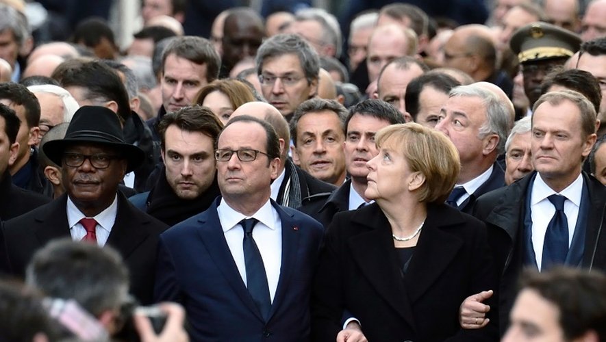 Le président François Hollande entouré de dirigeants étrangers et françsi lors de la "marche républicaine" le 11 janvier 2015 à Paris