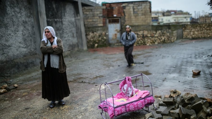 Des gens retrouvent leur maison détruite après un couvre-feu de 19 jours, à Dargecit, dans le sud-est de la Turquie, le 30 décembre 2015