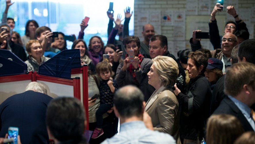 Hillary Clinton, candidate à la présidentielle démocrate après avoir voté à l'école Douglas G. Griffin le 8 novembre 2016 à Chappaqua dans l'Etat de New-York