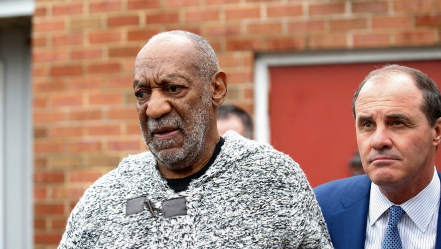 L'acteur américain Bill Cosby, inculpé d'agression sexuelle, quitte le tribunal de Elkins Park, en Pennsylvanie, le 30 décembre 2015