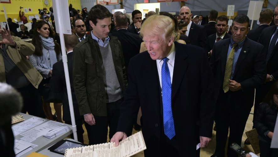 Donald Trump remet son bulletin de vote à New-York, le 8 novembre 2016