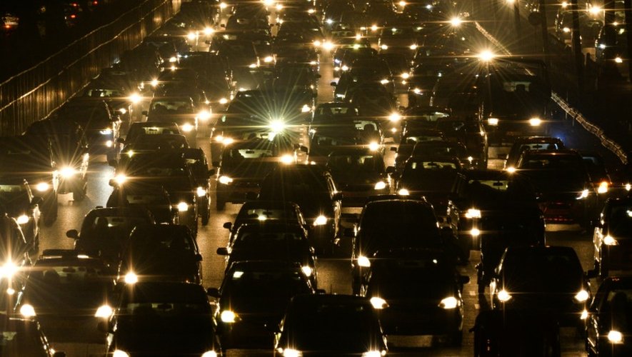 Des centaines de voitures coincées dans des embouteillages à New Delhi, le 3 mai 2016