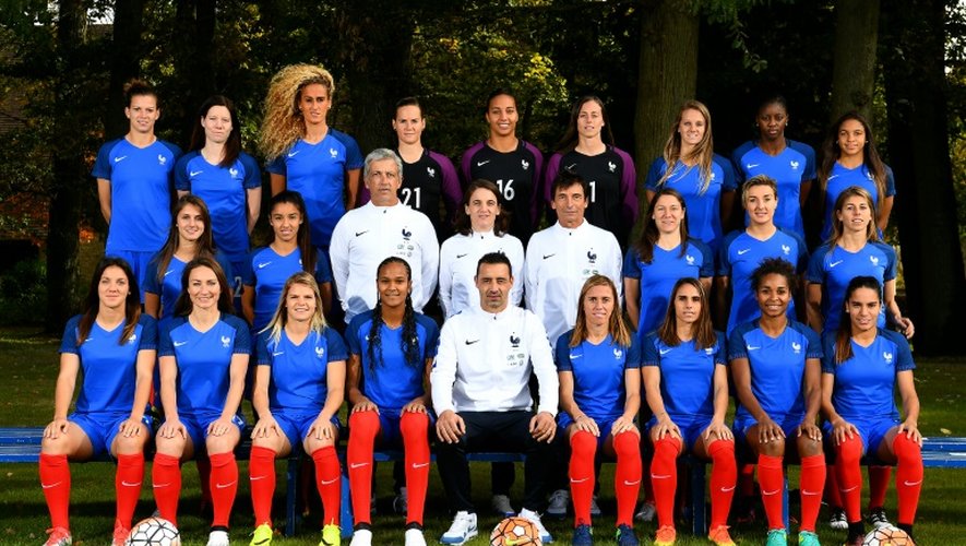 L'équipe de France féminine, l'entraîneur Olivier Echouafni et son encadrement, le 18 octobre 2016 à Clairefontaine